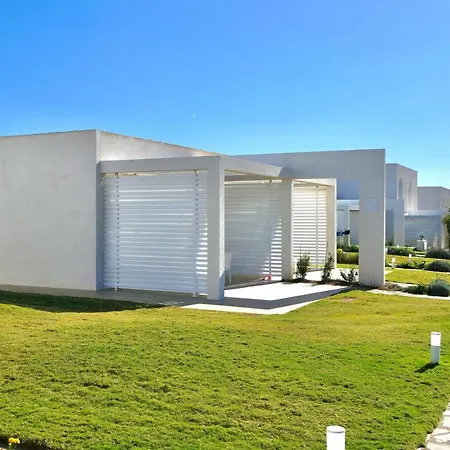 アパートホテル Isa-residence With Swimming-pool In Near The Famous La Pelosa-beach スティンティーノ